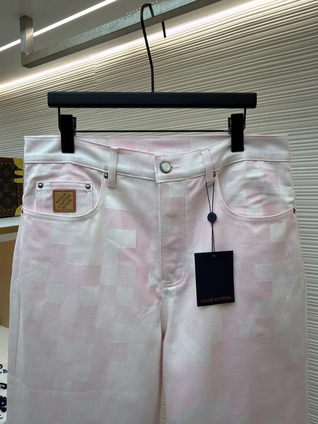 LOUIS VUITTON checkerboard straight jeans ●Original version: purchased and developed at 15150 ●Item number: 1681545-B45 ●Fabric: denim fabric ●Technology: washed production ●Color: pink ●Version: fitted version ●Weight: about 815 grams ●Size: 28-30-32-34-36 ●Description: These jeans are made of high-quality denim fabrics. They use multi-color splicing and jacquard technology to present a unique plaid texture. The pink color tone shows fashionable personality. Classic denim fit, metal buttons and zippers at the waist, opening and closing smoothly and fitting the body shape. The leather tag logo on the back waist adopts genuine leather embossing technology, with clear brand information and high-quality texture. The sewing adopts professional denim sewing technology, the stitch length is fine and firm, and the texture transition of the trousers body joints is natural. From the jacquard weaving of denim fabrics to the control of craftsmanship details, every process reflects Louis Vuitton's pursuit of craftsmanship precision and trendy style. It not only retains the casual wearability of jeans, but also shows the brand's light luxury recognition through jacquard splicing. It is a fusion of denim classics and innovative craftsmanship. The overall wiring is straight and delicate, the fabric is comfortable and soft, and the color is consistent without color difference. It can be matched with the same style to create a fashionable look and control various occasions. Customized accessories, complete with three standards, same style for men and women!